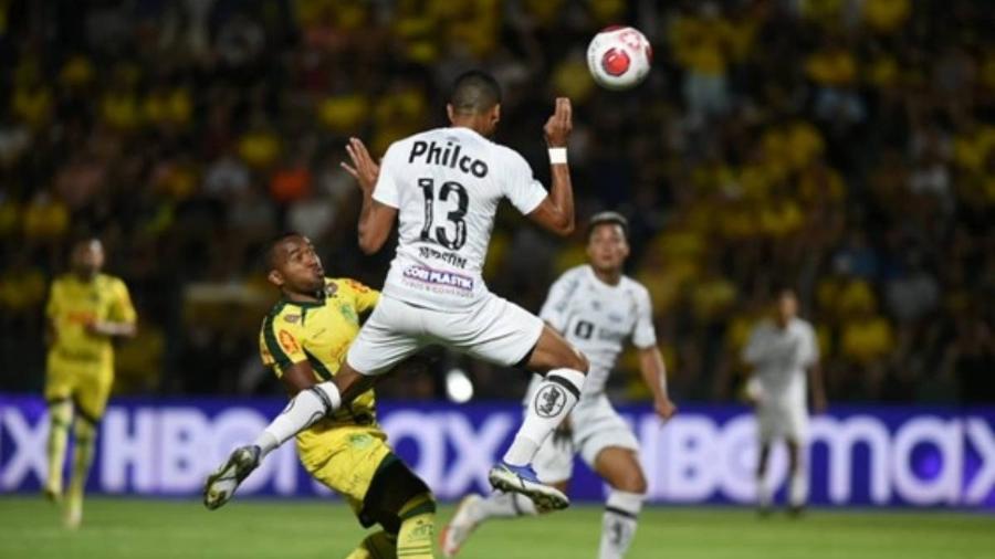 Madson cabeceia bola em jogo entre Santos e Mirassol - Reprodução/Twitter