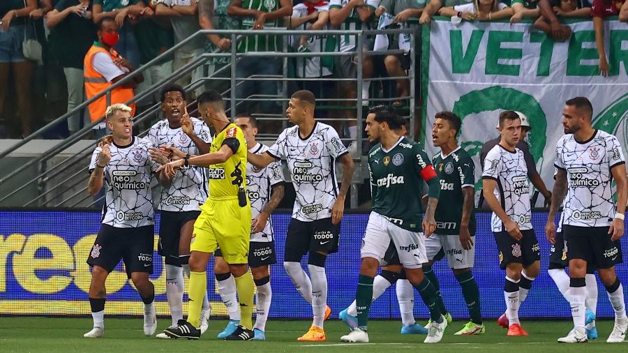 Matheus Delgado Candançan, de apenas 23 anos, foi o árbitro do clássico entre Palmeiras e Corinthians - Marcello Zambrana/AGIF