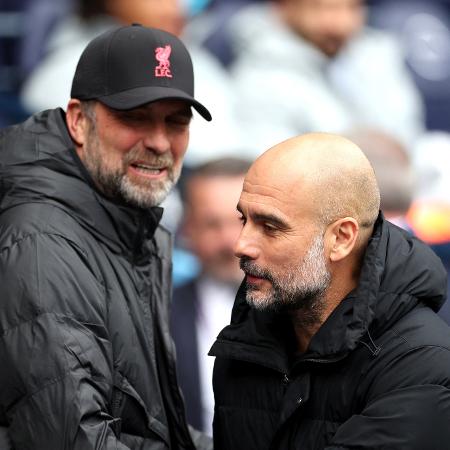 Jurgen Klopp e Pep Guardiola, técnicos de Liverpool e Manchester City, se cumprimentam durante jogo do Campeonato Inglês - Carl Recine/Reuters