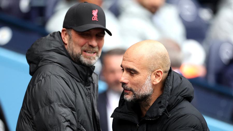 Jurgen Klopp e Pep Guardiola, técnicos de Liverpool e Manchester City, se cumprimentam durante jogo do Campeonato Inglês - Carl Recine/Reuters