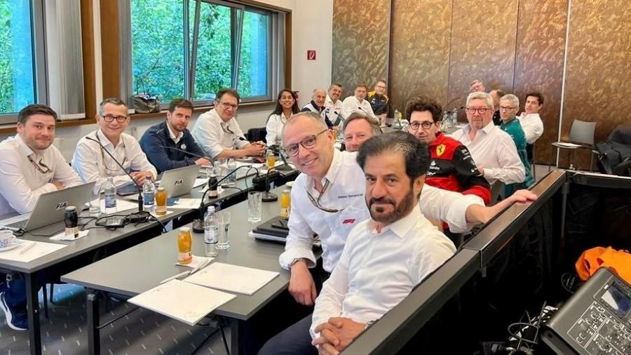 Mohammed Bin Sulayem (à dir), presidente da FIA, em reunião com dirigentes da F1 e das equipes na Áustria  - Twitter/Mohammed Bin Sulayem