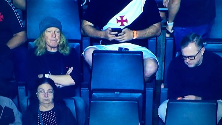 Janick Gers (con sombrero), guitarrista de Iron Maiden, mira el partido entre Vasco y Guaraní por Série B - Reproducción / SporTV - Reproducción / SporTV