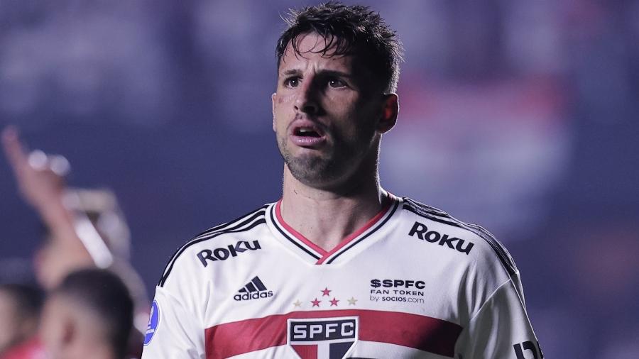 Calleri se lamenta durante São Paulo x Atlético-GO, jogo da semifinal da Sul-Americana - Ettore Chiereguini/AGIF