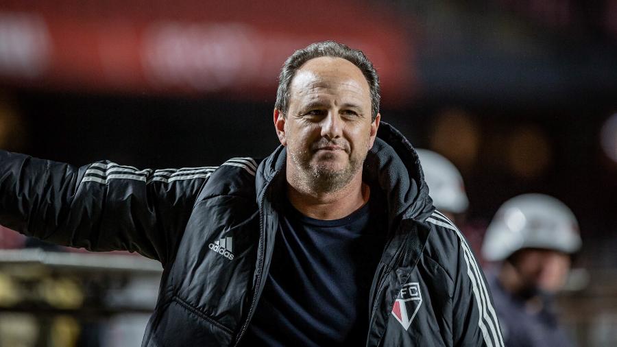 Rogério Ceni comanda o São Paulo contra o Atlético-MG - RAFAEL ASSUNÇÃO/PERA PHOTO PRESS/ESTADÃO CONTEÚDO