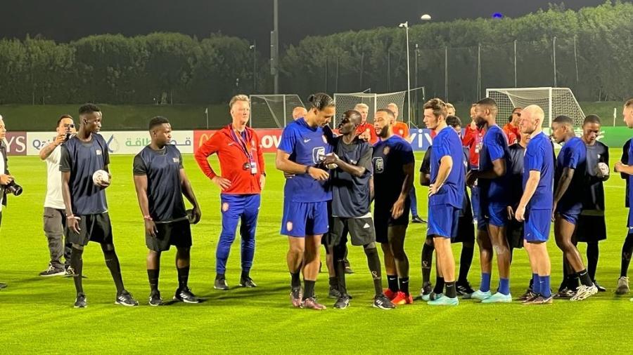 Van Dijk, durante treino da Holanda, em conversa com trabalhadores imigrantes - Julio Gomes/UOL