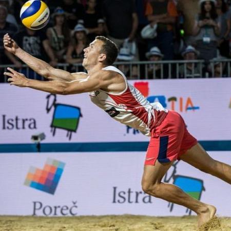 Jogador Ivan Perisic, da Croácia, disputa jogo de vôlei de praia - Reprodução/Instagram