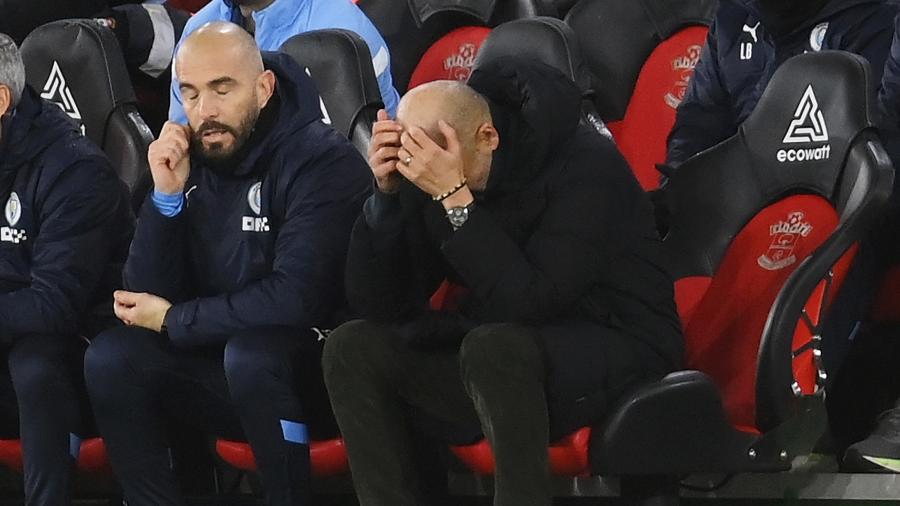 Pep Guardiola lamenta durante partida entre Manchester City e Southampton na Copa da Liga Inglesa - Mike Hewitt/Getty Images