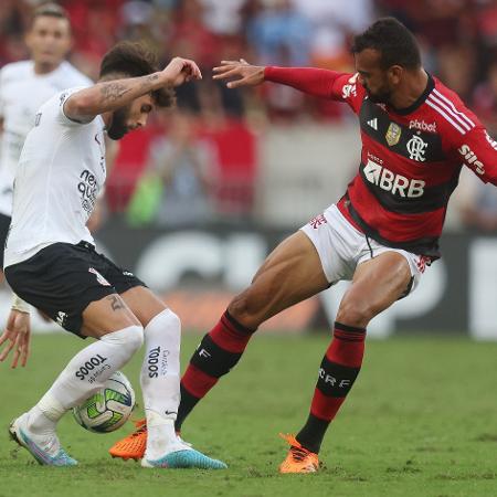 Yuri Alberto, do Corinthians, e Fabrício Bruno, do Flamengo, brigam pela bola em partida do Campeonato Brasileiro