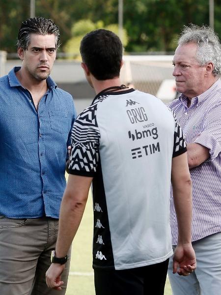 Paulo Bracks, diretor esportivo do Vasco, conversa com o técnico Barbieri e diretor técnico Abel Braga - Daniel Ramalho / VASCO