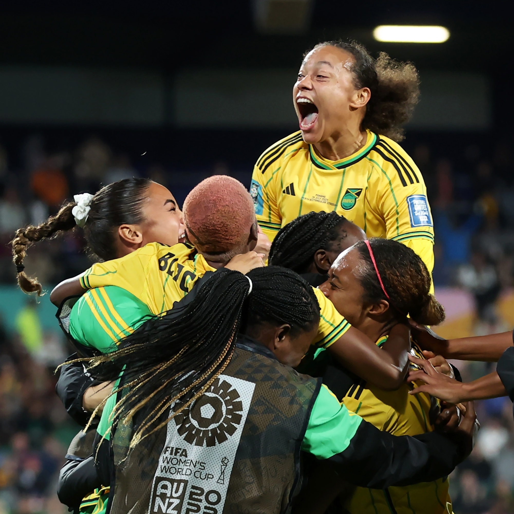 TNT Sports Brasil - OK, ISSO FOI FOFO! 🇯🇲🫂 Em uma jogada de bola parada,  Allyson Swaby abriu o placar pra Jamaica contra o Panamá e comemorou  abraçando sua irmã, Chantelle Swaby.