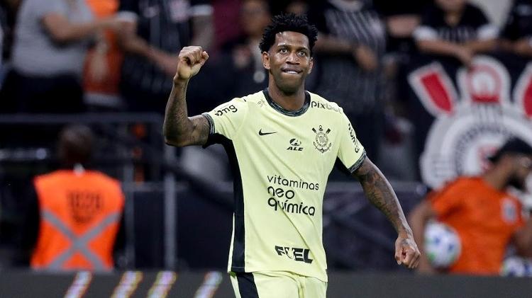 Gil comemora seu gol contra o Botafogo, pelo Brasileirão, na Neo Química Arena
