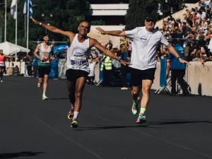Vanderlei fecha Maratona de Atenas e revive aviãozinho em templo do esporte