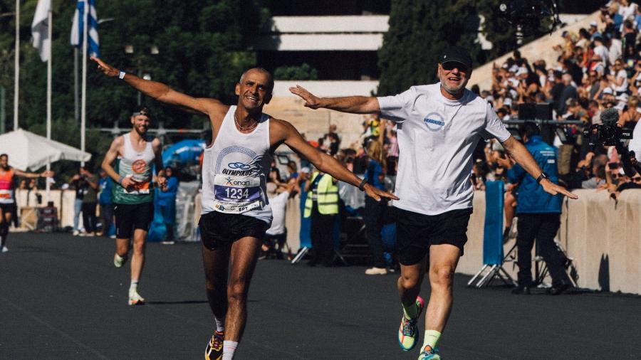 Vanderlei Cordeiro de Lima completa a Maratona de Atenas ao lado do técnico Ricardo D'Angelo