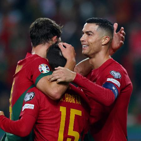 Ricardo Horta celebra seu gol, o segundo de Portugal sobre a Islândia