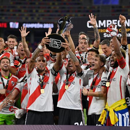 Jogadores do River Plate celebram título do Torneio dos Campeões 2023