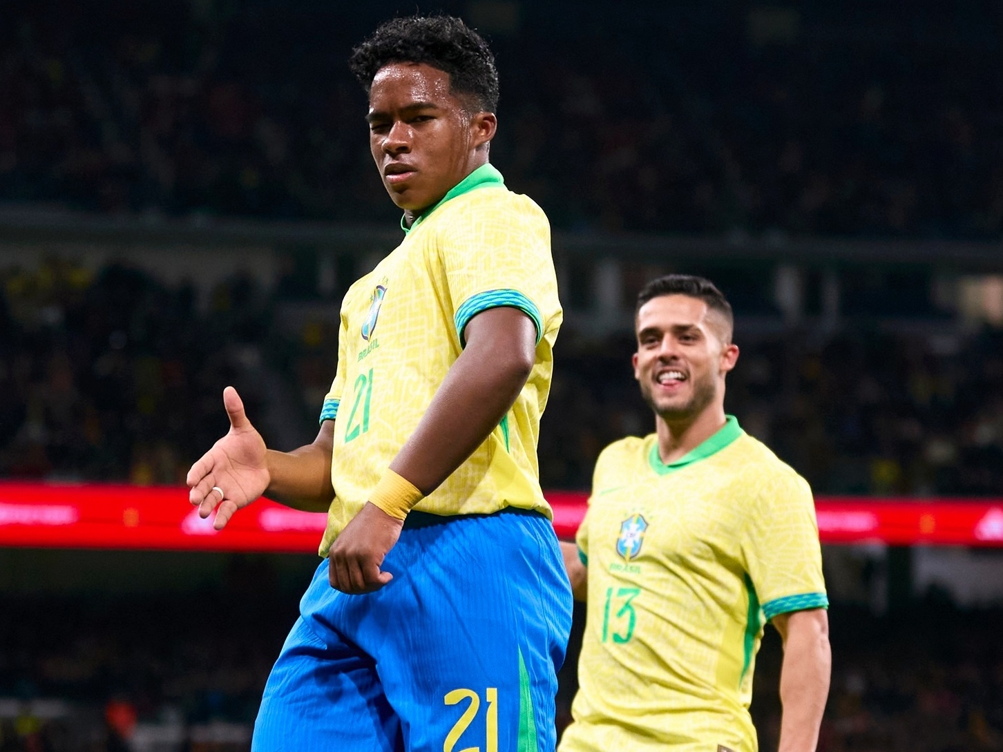 Seleção: Bernabéu aplaude Vini, conhece Endrick e grita olé para rival