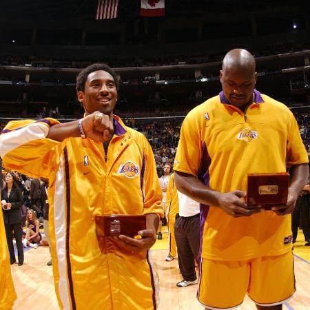 Kobe Bryant e Shaquille O'Neal recebem anéis por título da NBA em 2001