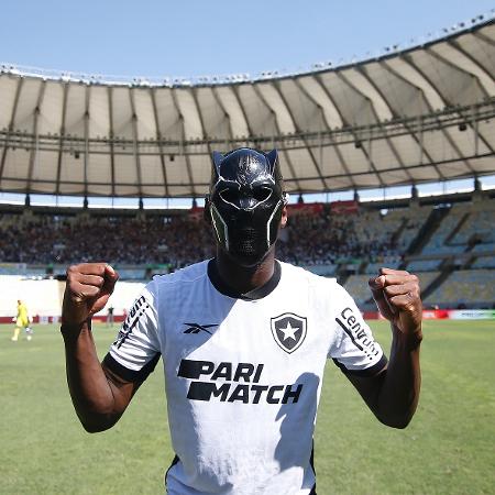 Luiz Henrique comemora com máscara após vitória sobre o Flamengo
