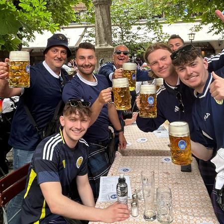 Escoceses bebem cerveja em Munique antes de jogo contra Alemanha, na abertura da Eurocopa