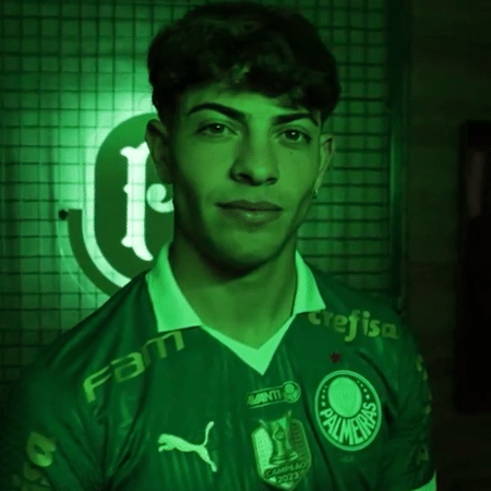 Agustín Giay posa com a camisa do Palmeiras