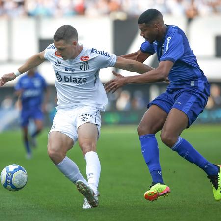 Furch, do Santos, tenta fazer a jogada durante jogo contra o Avaí, válida pela Série B Furch, do Santos, tenta fazer a jogada durante jogo contra o Avaí, válida pela Série B