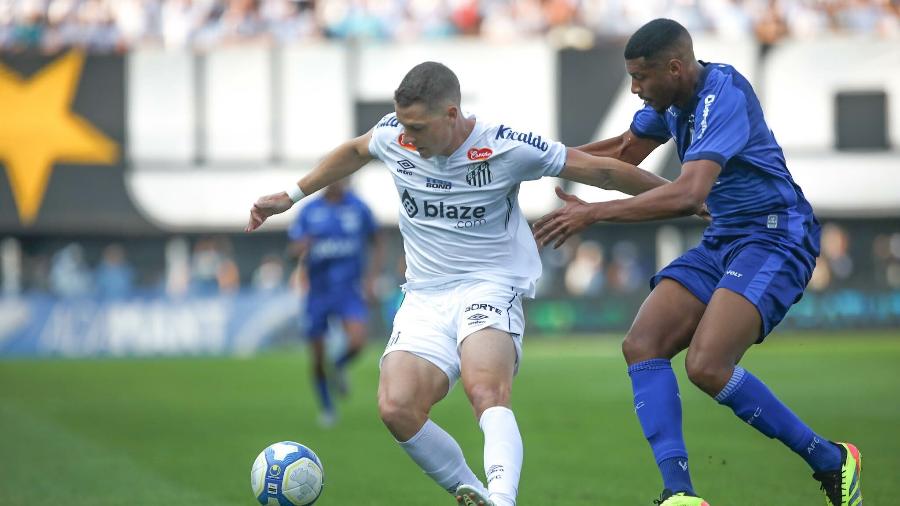 Furch, do Santos, tenta fazer a jogada durante jogo contra o Avaí, válida pela Série B