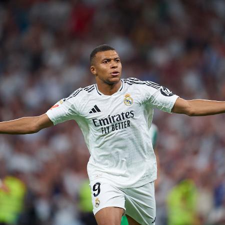 Mbappé comemora após marcar para o Real Madrid contra o Bétis no Santiago Bernabéu