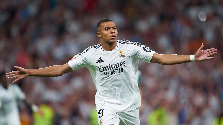 Mbappé comemora após marcar para o Real Madrid contra o Bétis no Santiago Bernabéu