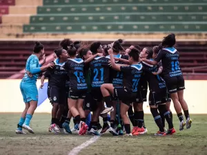 Goleira defende pênaltis, Grêmio bate Bahia e é campeão da Brasil Ladies Cup