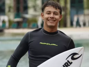 Prodígio do surfe brasileiro será 'companheiro' de Gabriel Medina; conheça