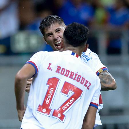 Jogadores do Bahia comemoram gol contra o Boston River