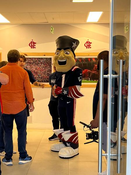 Mascote do New England Patriots durante visita ao CT Ninho do Urubu, do Flamengo - Bruno Braz / UOL