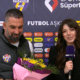 Ex-Barcelona oferece flores a repórter grávida durante entrevista; assista