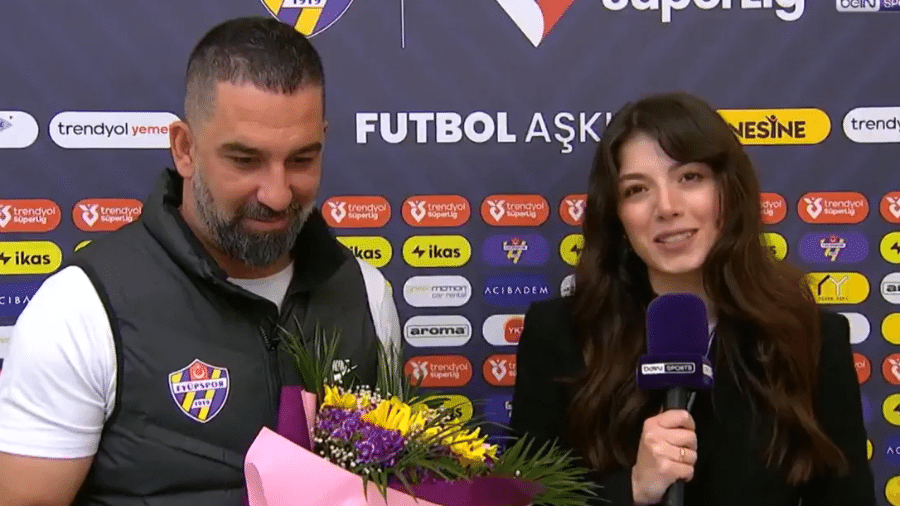 Arda Turan oferece flores à jornalista Nur Bilgeque na Turquia Arda Turan oferece flores à jornalista Nur Bilgeque na Turquia