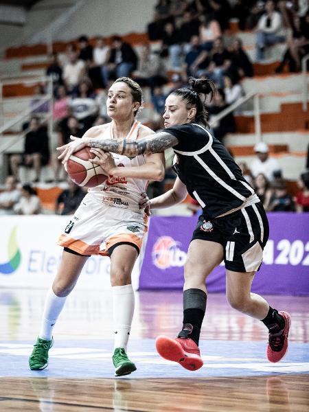 Jogadoras de Corinthians e Ourinhos disputam a bola em partida da LBF Jogadoras de Corinthians e Ourinhos disputam a bola em partida da LBF