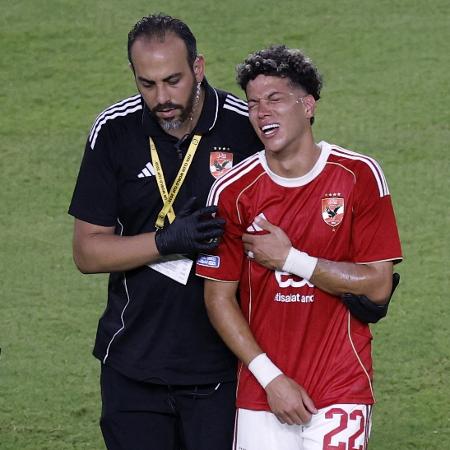 Emam Ashour, do Al Ahly, saiu lesionado em jogo contra o Inter Miami pelo Mundial de Clubes Emam Ashour, do Al Ahly, saiu lesionado em jogo contra o Inter Miami pelo Mundial de Clubes