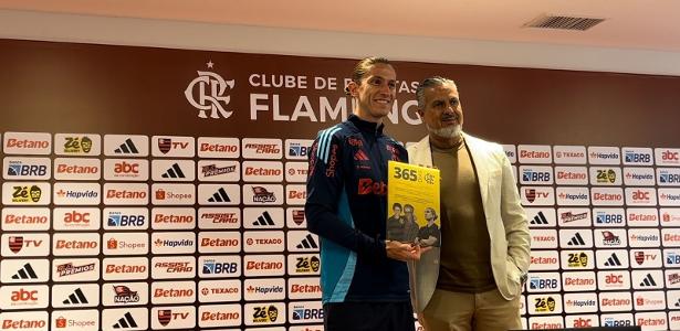 Filipe Luís recebe placa do Flamengo por um ano: 'Espero ficar muito tempo'