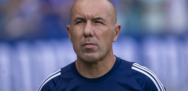 Jardim despista futuro no Cruzeiro após críticas ao futebol brasileiro.