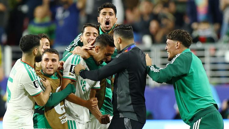 Jogadores da Argélia comemoram gol de Benbouali contra a Jordânia na Copa do Mundo