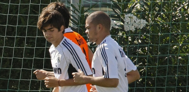 Enzo Fernández (esq.), filho de Zidane, em treino com profissionais do Real - EFE/Bernardo RodrÌguez