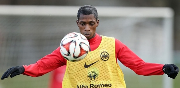 Alegando ter nove anos a menos, Yusupha Yaffa jogou na base do Milan - Eintracht Frankfurt/Site Oficial