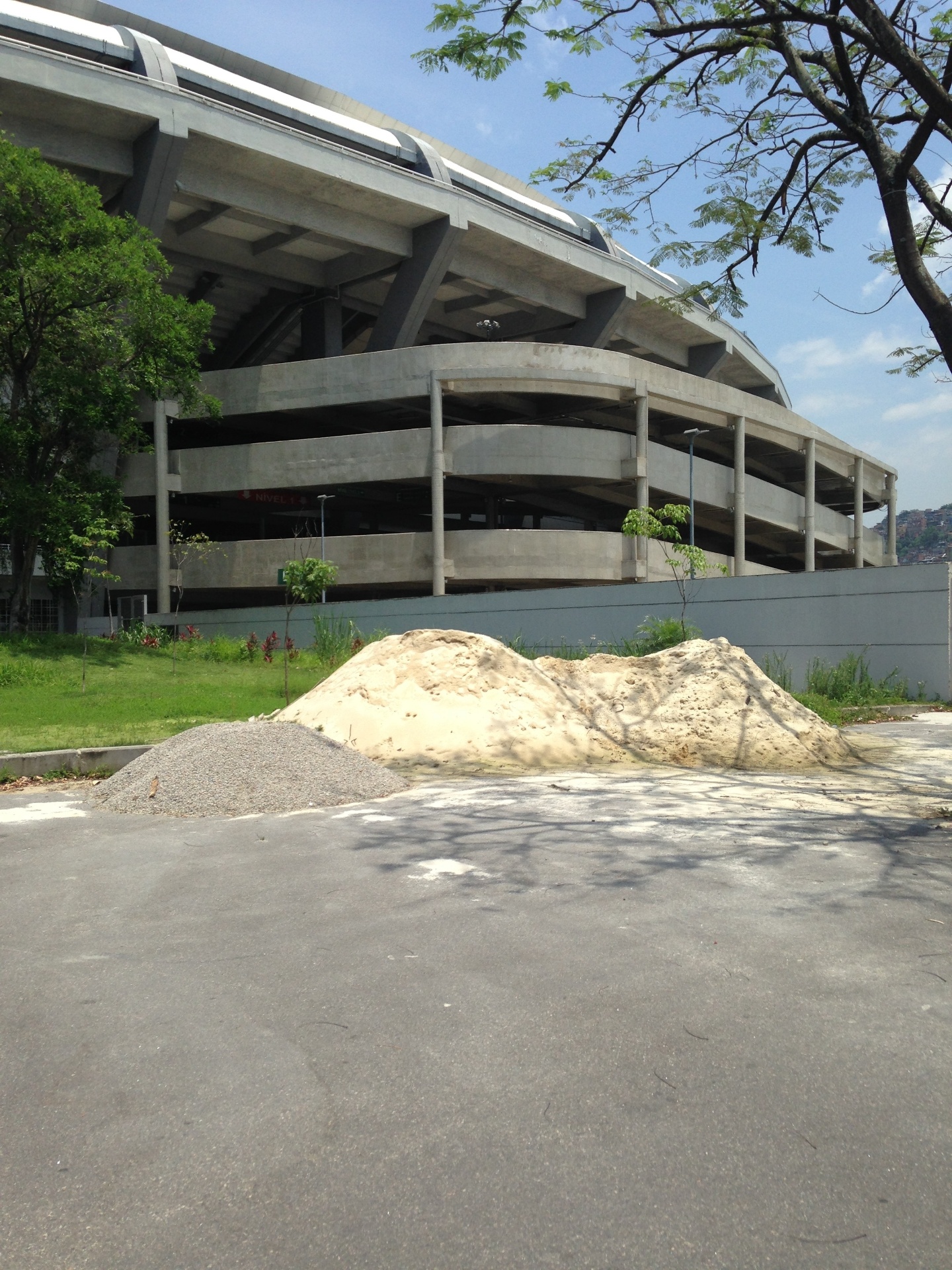 Área externa do Maracanã também foi entregue com sinais de degradação após a Rio-2016 - Reprodução