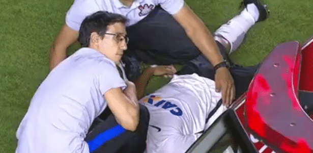 Lateral do Corinthians sub-20 sofre trombada e sai de campo de ambulância