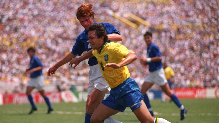 Branco em lance da final da Copa do Mundo de 1994 contra a Itália - Shaun Botterill/ALLSPORT