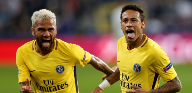Neymar e Daniel Alves comemoram gol marcado pelo PSG - REUTERS/Francois Lenoir