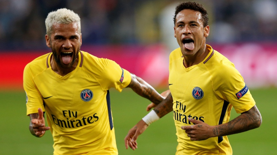 Neymar e Daniel Alves comemoram gol marcado para o PSG contra o Anderlecht - REUTERS/Francois Lenoir