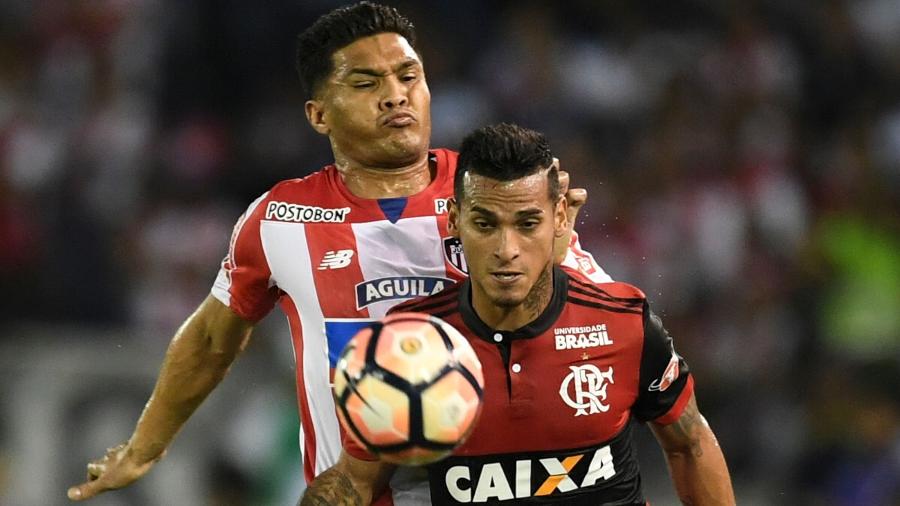 Trauco observa a bola e é marcado por Teofilo Gutierrez no jogo entre Junior e Flamengo - Luis Acosta/AFP