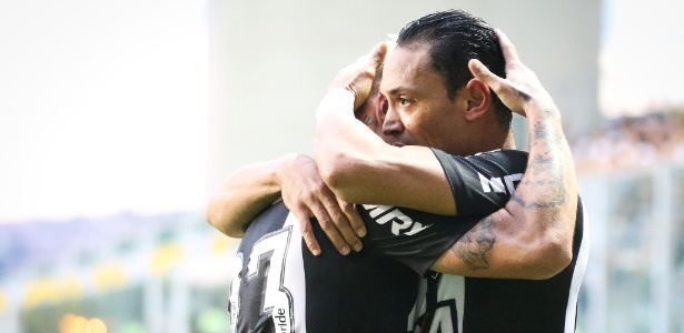 Ricardo Oliveira e Roger Guedes comemoram gol do Atlético-MG contra o Vitória - Bruno Cantini / Atlético - Bruno Cantini / Atlético