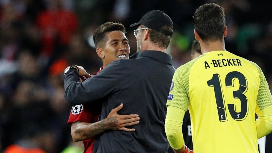 Roberto Firmino cumprimenta o técnico Jurgen Klopp após vitória do Liverpool sobre o PSG - REUTERS/Phil Noble
