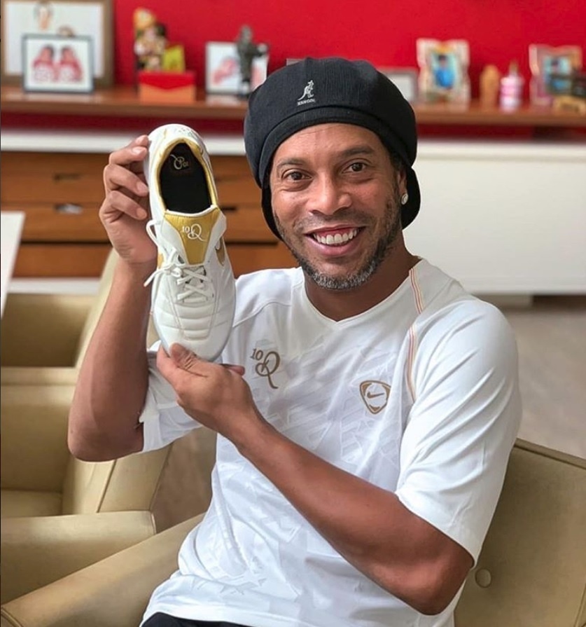 Ronaldinho Gaúcho foi homenageado com linha de chuteiras na Nike